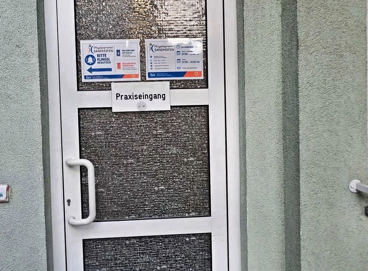 Eingang zur Physiopraxis Sandhofen im ruhigen Innenhof